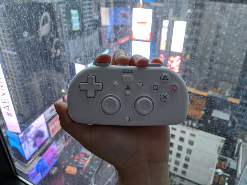I picked up this white wired Hori Mini Gamepad on my last trip to Tokyo and it’s perfect for Tetris.
